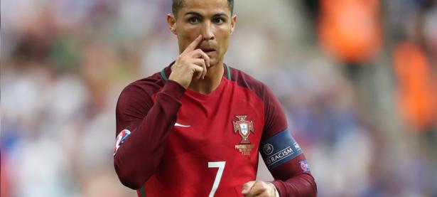 电竞赛场焦点！荷兰队对阵巴西队，意外判罚引发热议，比赛氛围紧张